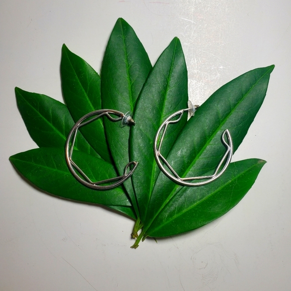 MATR BOOMIE Silver Hoop Earrings With Geometric Pattern 2 Inches New on Card - Picture 1 of 6